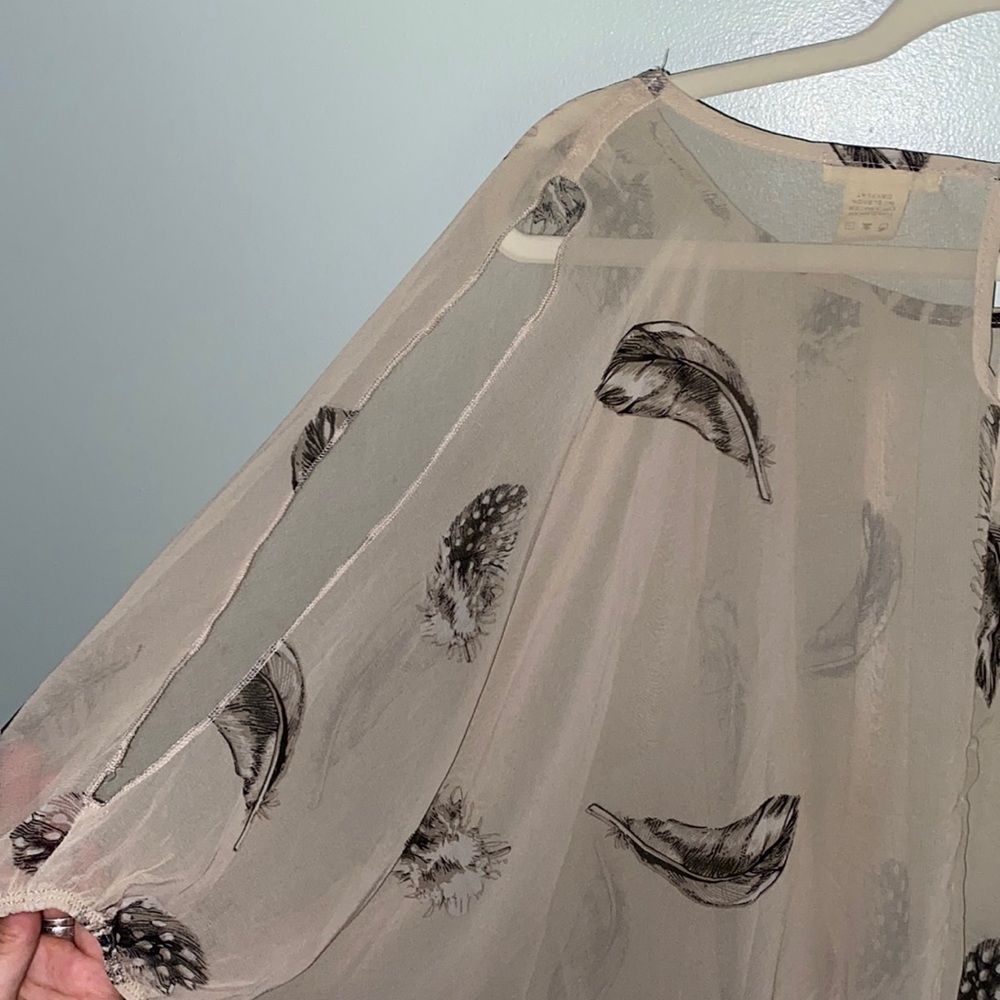 Feather Design Sheer Top. Size M - Picture 5 of 6